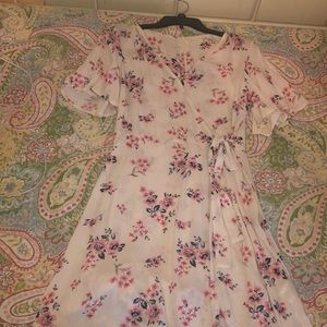 🌸🌸White, pink, and blue floral dress🌸🌸